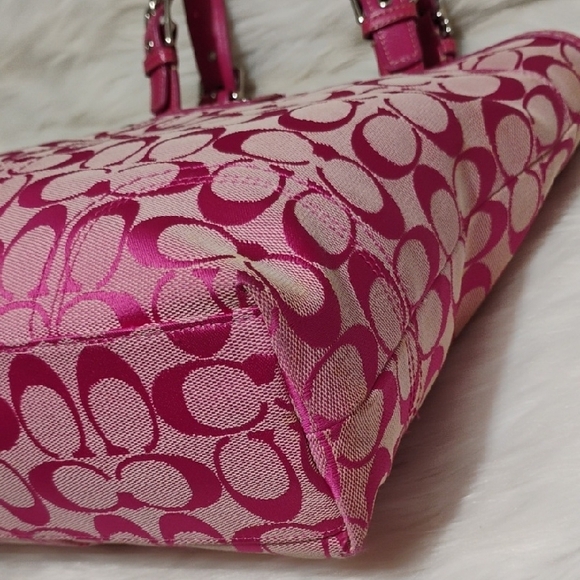 SALE! Coach Hampton Signature 🩷 Pink/Silver Tote GUC - Picture 10 of 15